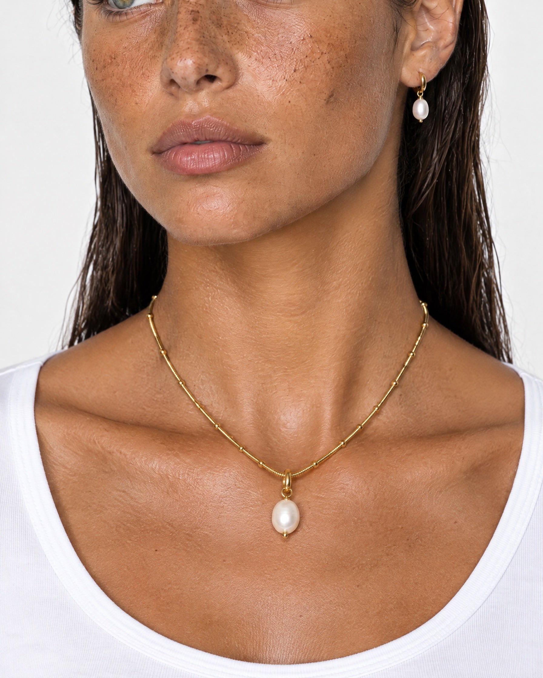 Faux Pearl Pendant Necklace Gold Tone Chain