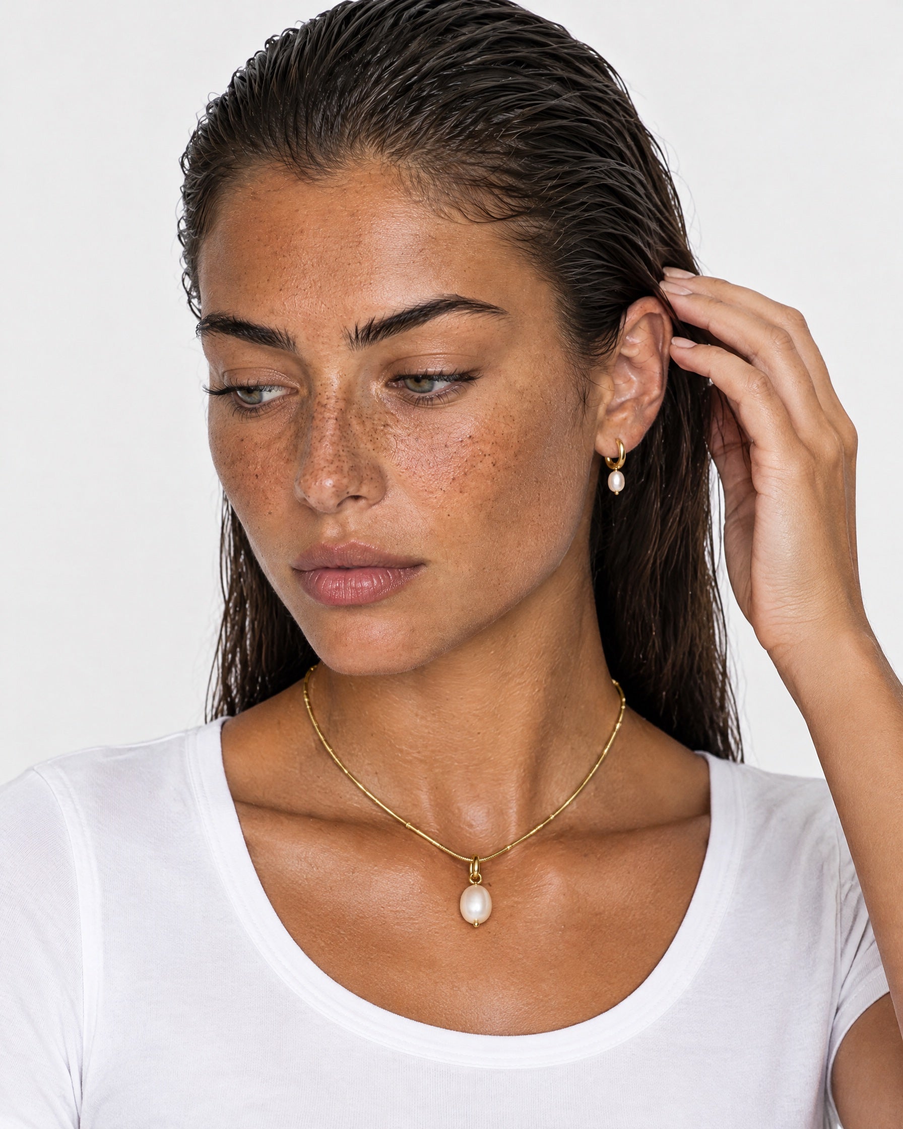 Faux Pearl Pendant Necklace Gold Tone Chain